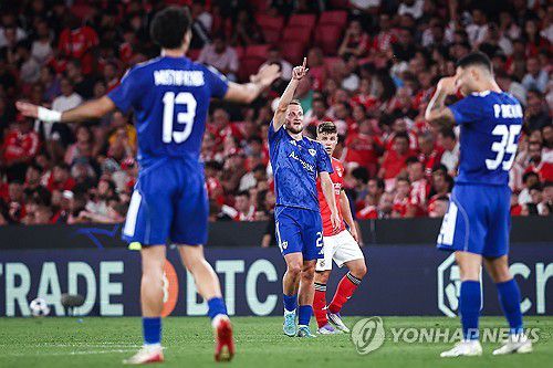 벤피카를 상대로 역전 결승 골을 터트린 카라바흐 카슈추크(가운데).[EPA=연합뉴스]