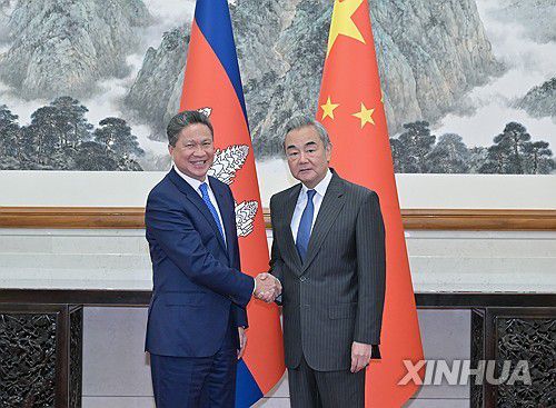 왕이 중국 외교부장(우)과 쑨찬톨 캄보디아 부총리(우)[신화 연합뉴스 자료사진. 재판매 및 DB 금지]