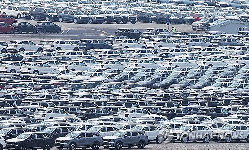 평택항에 수출용 자동차가 세워져 있다[연합뉴스 자료사진]