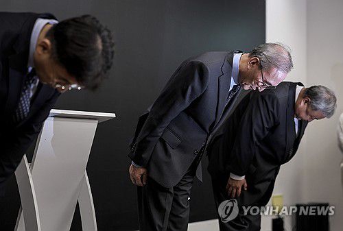 소액결제 피해 관련 고개 숙여 사과하는 김영섭 KT 사장(서울=연합뉴스) 이동해 기자 = 김영섭 KT 사장이 11일 서울 종로구 KT 광화문빌딩 웨스트 사옥에서 소액결제 피해와 관련해 고개 숙여 사과하고 있다. 2025.9.11 [공동취재] eastsea@yna.co.kr