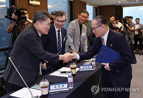 신문·방송·통신사 보도 책임자들 만난 위성락 국가안보실장(서울=연합뉴스) 서명곤 기자 = 위성락 국가안보실장이 17일 서울 중구 한국프레스센터에서 한국신문방송편집인협회 주최로 열린 초청 간담회에서 참석자들과 악수하고 있다.  2025.9.17 seephoto@yna.co.kr