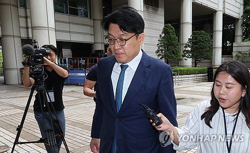 영장심사 출석하는 김상민 전 검사(서울=연합뉴스) 이진욱 기자 = 김건희 여사에게 고가의 그림을 건네고 공천을 청탁했다는 의혹을 받는 김상민 전 부장검사가 17일 서울 서초구 서울중앙지법에서 열린 구속 전 피의자 심문(영장실질심사)에 출석하고 있다. 2025.9.17 cityboy@yna.co.kr