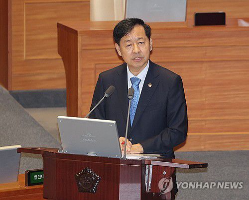 국회 대정부질문 참석한 구윤철 부총리(서울=연합뉴스) 류영석 기자 = 구윤철 부총리 겸 기획재정부 장관이 17일 경제분야 대정부 질문이 열린 국회 본회의장에서 민주당 이언주 의원 질의에 답변하고 있다. 2025.9.17 ondol@yna.co.kr