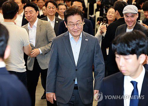 이재명 대통령, 청년 스타트업 상상콘서트 참석(성남=연합뉴스) 김도훈 기자 = 이재명 대통령이 17일 경기도 성남시 스타트업 스퀘어에서 열린 청년 스타트업 상상콘서트에 입장하고 있다. 2025.09.17 [대통령실통신사진기자단] superdoo82@yna.co.kr