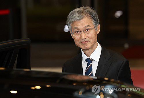 차 타는 조희대 대법원장(서울=연합뉴스) 김성민 기자 = 조희대 대법원장이 17일 서울 서초구 대법원에서 퇴근하기 위해 차에 오르고 있다. 2025.9.17 ksm7976@yna.co.kr