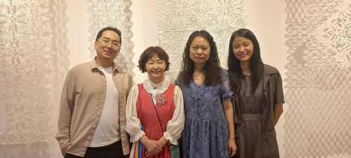 K-종이접기 그룹전에 참여한 네 명의 작가(서울=연합뉴스) 박현수 기자 = 17일 오후 서울 종로구 인사동 경인미술관에서 개막한 K-종이접기 그룹전에 참여한 네 명의 작가가 하진희 명인의 작품 '설위설경'을 배경으로 포즈를 취하고 있다. 왼쪽부터 김준혁·하 명인·김정화·김보경 작가. 2025. 9. 17. phyeonsoo@yna.co.kr