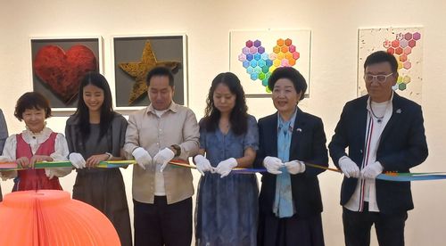 개막 테이프 커팅하는 주요 참석자들(서울=연합뉴스) 박현수 기자 = 17일 오후 서울 종로구 인사동 경인미술관에서 열린 K-종이접기 그룹전 개막식에서 주요 참석자들이 테이프 커팅을 하고 있다. 왼쪽부터 하진희 명인·김보경·김준혁·김정화 작가, 노영혜 종이문화재단 이사장, 김영만 종이문화재단 평생교육원장.  2025. 9. 17. phyeonsoo@yna.co.kr