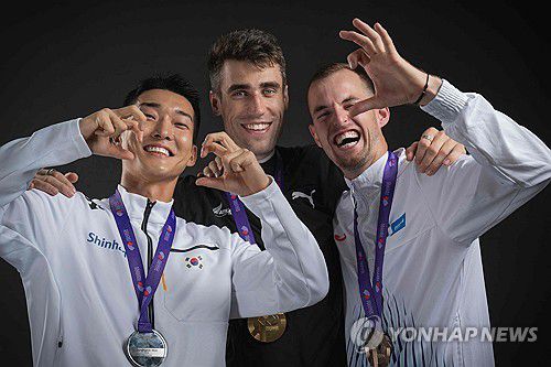 우상혁과 메달리스트(도쿄 AFP=연합뉴스) 2025 도쿄 세계육상선수권 남자 높이뛰기에서 2위를 차지한 우상혁(왼쪽)이 17일 일본 도쿄 국립경기장 앞 메달 플라자 포토존에서 1위 커(가운데), 3위 스테펠라와 기념 촬영하고 있다.