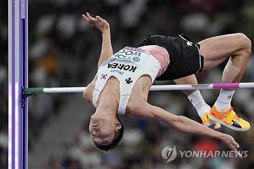바를 넘는 우상혁(도쿄 AP=연합뉴스) 우상혁이 18일 일본 도쿄 국립경기장에서 열린 2025 세계육상선수권 남자 높이뛰기 결선에서 바를 넘고 있다.