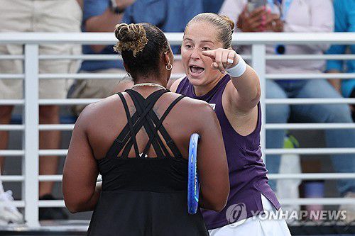 8월 US오픈 당시 언쟁을 벌이는 타운센드(왼쪽)와 오스타펜코.[AFP=연합뉴스]