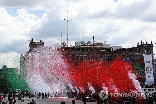 16일(현지시간) 멕시코시티에서 펼쳐진 멕시코 독립기념일 행사[멕시코시티 로이터=연합뉴스. 재판매 및 DB 금지]