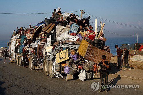 피란길(로이터=연합뉴스) 18일(현지시간) 가자지구 중부 도로를 지나는 피란민 행렬. 2025.9.18 photo@yna.co.kr