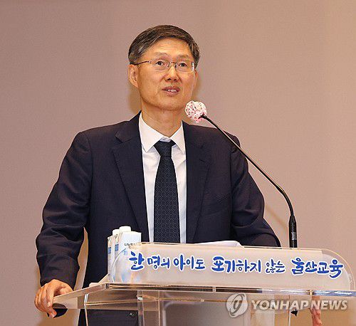 울산교육청서 특강하는 문형배 전 권한대행(울산=연합뉴스) 김용태 기자 = 문형배 전 헌법재판소장 권한대행이 25일 울산시교육청 대강당에서 교직원 헌법 특강을 하고 있다. 2025.6.25 yongtae@yna.co.kr