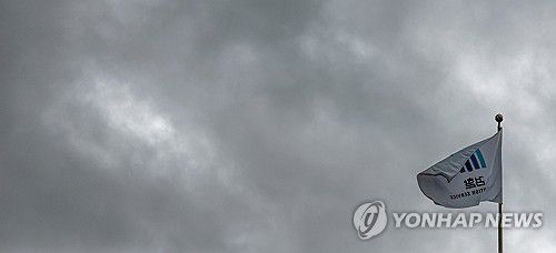 검찰의 미래는(서울=연합뉴스) 신현우 기자 = 이재명 정부의 인수위 역할을 하는 국정기획위원회가 13일 '국정운영 5개년 계획안'을 발표했다. 이날 국정기획위가 밝힌 123대 국정과제에는 검찰청 폐지와 공소청·중대범죄수사청 신설 등 권력기관의 권한 개혁이 포함됐다.     사진은 이날 서울 서초구 대검찰청에서 바람에 나부끼는 검찰기. 2025.8.13 nowwego@yna.co.kr