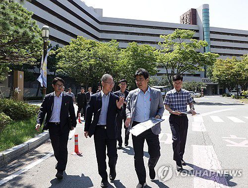 APEC 경호경비 준비하는 경북경찰(경주=연합뉴스) 27일 오부명 경북경찰청장이 경북 경주시 보문단지에 배치된 현장지휘차에서 구역별 책임자로부터 APEC 경호경비대책을 보고받은 후 해당 장소를 방문해 대비 사항을 점검하고 있다. 2025.8.27 [경북경찰청 제공, 재판매 및 DB 금지] sunhyung@yna.co.kr