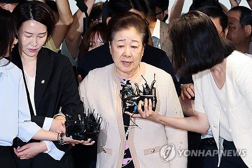 취재진 질문에 답하는 한학자 통일교 총재(서울=연합뉴스) 임화영 기자 = 한학자 통일교 총재가 17일 서울 종로구 KT광화문빌딩에 마련된 김건희 여사의 의혹을 수사하는 민중기 특별검사팀 사무실에 세 번의 소환 불응 만에 자진 출석하고 있다.     한 총재는 통일교 전 세계본부장 윤모씨(구속기소)와 공모해 2022년 1월 권성동 국민의힘 의원에게 윤석열 정부의 통일교 지원을 요청하며 정치자금 1억원을 전달한 혐의를 받는다.     같은 해 4∼7월에는 '건진법사' 전성배씨를 통해 김건희 여사에게 고가 목걸이와 샤넬백을 건네며 교단 현안을 청탁한 데 관여한 혐의도 있다. 2025.9.17 hwayoung7@yna.co.kr