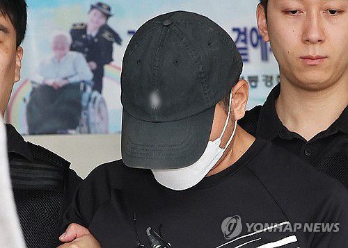 'KT 소액결제' 사건 피의자 A씨 영장실질심사(수원=연합뉴스) 홍기원 기자 = KT 무단 소액결제 사건의 피의자인 중국 국적 남성 A씨가 18일 구속 전 피의자 심문(영장실질심사)에 출석하기 위해 경기도 수원영통경찰서 유치장에서 나오고 있다.     A씨는 지난달 말부터 이달 초까지 불법 소형 기지국 장비를 승합차에 싣고 다니면서 수도권 특정 지역 KT 이용자들의 휴대전화를 해킹해 모바일 상품권 구매, 교통카드 충전 등의 소액 결제를 한 혐의를 받고 있다. 2025.9.18 xanadu@yna.co.kr