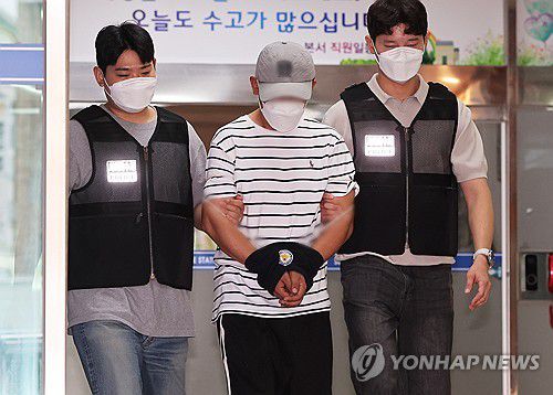 'KT 소액결제' 사건 피의자 B씨 영장실질심사(수원=연합뉴스) 홍기원 기자 = KT 무단 소액결제 사건의 피의자인 중국 국적 남성 B씨가 18일 구속 전 피의자 심문(영장실질심사)에 출석하기 위해 경기도 수원영통경찰서 유치장에서 나오고 있다.     B씨는 해당 소액 결제 건을 현금화한 혐의를 받는다. 2025.9.18 xanadu@yna.co.kr