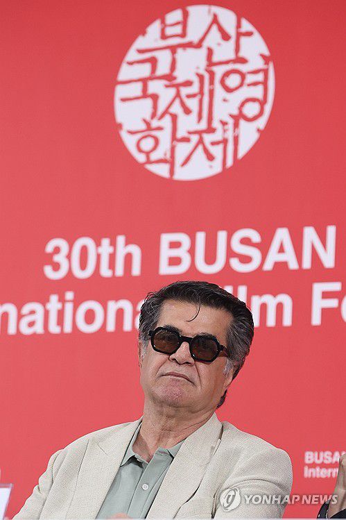 질문 듣는 자파르 파나히 감독(부산=연합뉴스) 강민지 기자 = 자파르 파나히 감독이 18일 부산 해운대구 영화의전당에서 제30회 부산국제영화제 올해의 아시아영화인상 갈라 프레젠테이션 '그저 사고였을 뿐' 기자회견을 하고 있다. 2025.9.18 mjkang@yna.co.kr