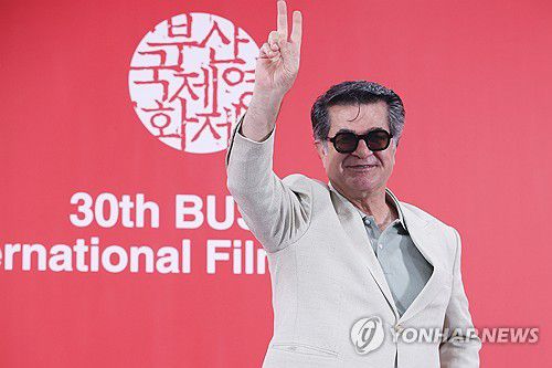 손 흔드는 자파르 파나히 감독(부산=연합뉴스) 강민지 기자 = 자파르 파나히 감독이 18일 부산 해운대구 영화의전당에서 제30회 부산국제영화제 올해의 아시아영화인상 갈라 프레젠테이션 '그저 사고였을 뿐' 기자회견에서 포즈를 취하고 있다. 2025.9.18 mjkang@yna.co.kr