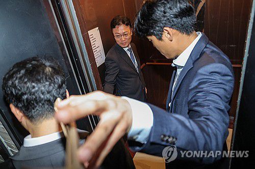 국민의힘 압수수색 나선 김건희 특검팀(서울=연합뉴스) 류영석 기자 = 김건희 여사의 의혹들을 수사하는 민중기 특별검사팀이 18일 서울 여의도 국민의힘 중앙당사에 대한 '통일교 집단 입당' 의혹과 관련한 압수수색에 나섰다.     당사에 도착한 특검팀이 당사에 진입하기 위해 승강기에 오르고 있다. 2025.9.18 ondol@yna.co.kr