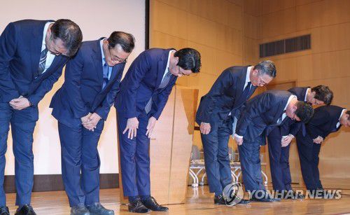 대규모 해킹 피해 사과하는 조좌진 롯데카드 대표이사(서울=연합뉴스) 서대연 기자 = 조좌진 롯데카드 대표이사 등 관계자들이 18일 서울 중구 부영태평빌딩에서 해킹 사고로 인한 고객 정보 유출사태에 대해 대고객 사과를 하고 있다. 2025.9.18 dwise@yna.co.kr