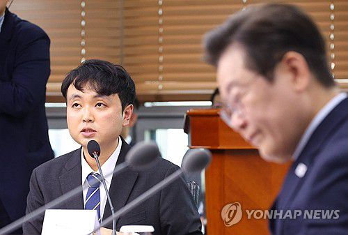 발표하는 이주형 청년담당관(서울=연합뉴스) 김도훈 기자 = 이주형 청년담당관이 18일 서울 용산 대통령실에서 이재명 대통령이 주재한 수석보좌관 회의에서 발표하고 있다. 2025.9.18 superdoo82@yna.co.kr