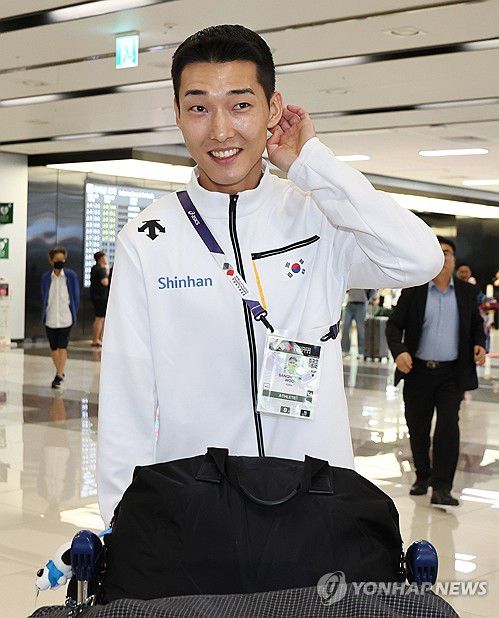 환하게 웃으며 귀국하는 '스마일 점퍼' 우상혁(서울=연합뉴스) 김인철 기자 = 2025 도쿄 세계육상선수권대회 남자 높이뛰기 결선에서 은메달을 획득한 우상혁이 18일 서울 강서구 김포국제공항으로 귀국하고 있다. 2025.9.18 yatoya@yna.co.kr