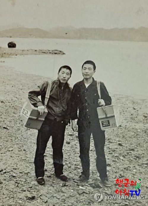 마산공고 3학년 시절 장기표(오른쪽)바닷가에서 아이스크림을 파는 모습[연합뉴스 자료사진]