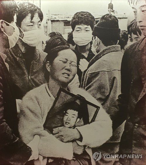 1970년 전태일의 영정을 안고 통곡하는 어머니 이소선고(故) 이소선 여사 노동운동을 하면서 가장 많이 의지했던 사람 중 1명이 장기표 선생이었다. [연합뉴스 자료사진]