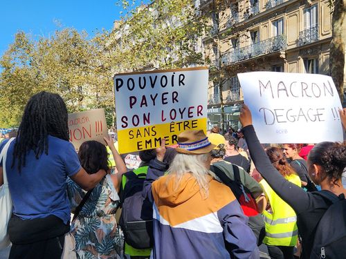 '마크롱 꺼져'(파리=연합뉴스) 송진원 특파원 = 18일(현지시간) 프랑스 파리 바스티유 광장에 모인 시민들이 '마크롱 꺼져', '마크롱 반대' 등의 팻말을 들고 있다. san@yna.co.kr. 2025.09.18.