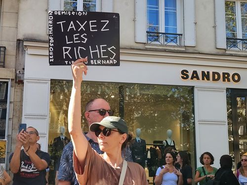 '부자에 세금을'(파리=연합뉴스) 송진원 특파원 = 18일(현지시간) 프랑스 파리 바스티유 광장에서 시작된 행진에 참여한 한 시민이 '부자에게 과세하라'는 손팻말을 들고 있다. san@yna.co.kr. 2025.09.18.