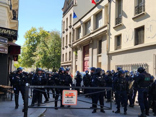 대기중인 경찰들(파리=연합뉴스) 송진원 특파원 = 18일(현지시간) 프랑스 파리 바스티유 광장과 레퓌블리크 광장 사이의 골목에 경찰들이 대기하고 있다. san@yna.co.kr. 2025.09.18.