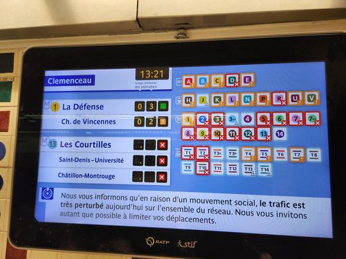 지하철 노조 파업에 대규모 운행 차질(파리=연합뉴스) 송진원 특파원 = 18일(현지시간) 프랑스 파리의 지하철 노동자들이 대거 파업에 나서면서 자동 노선을 제외한 대부분의 지하철이 낮 시간 운행을 중단했다. san@yna.co.kr 2025.09.18.