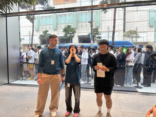 아이폰17 시리즈 사전 예약 1호 수령자(서울=연합뉴스) 오지은 기자 = 아이폰17 시리즈 사전 예약 1호 수령자 김지민씨가 축하 세레모니를 받고 있다. 2025.9.19