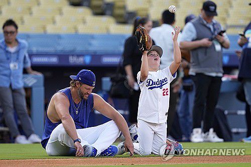 커쇼와 아들(로스앤젤레스 AP=연합뉴스) 로스앤젤레스 다저스 클레이턴 커쇼(왼쪽)가 19일(한국시간) 미국 캘리포니아주 로스앤젤레스 다저스타디움에서 아들과 시간을 보내고 있다.