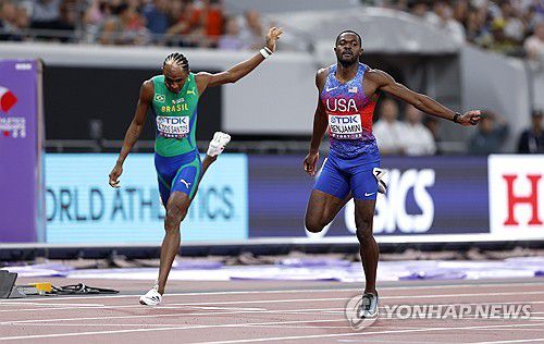 벤저민, 도쿄 세계선수권 남자 400ｍ 허들 우승(도쿄 EPA=연합뉴스) 벤저민(오른쪽)이 19일 일본 도쿄 국립경기장에서 열린 2025 세계육상선수권대회 남자 400ｍ 허들 결선에서 가장 먼저 결승선을 통과하고 있다.