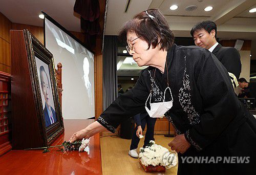 헌화하는 장기표 선생 부인2024년 9월25일 오후 서울 종로구 서울대병원 장례식장에서 열린 장기표 신문명정책연구원 원장 영결식에서 부인 조무하 씨가 고인 영정 앞에 헌화하고 있다. [연합뉴스 자료사진]