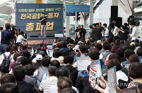 경고 파업 진행하는 전국공항노동자연대(영종도=연합뉴스) 김성민 기자 = 인천국제공항 노동자가 가입한 민주노총 공공운수노조 인천공항지역지부와 나머지 14개 공항 노동자가 가입한 전국공항노동조합으로 구성된 전국공항노동자연대가 19일 인천 영종도 인천국제공항 제2여객터미널에서 총파업 대회를 열고 있다. 전국공항노동자연대는 이날 경고 파업을 진행한 후 추석 연휴 전 무기한 총파업을 진행할 것이라고 예고했다. 2025.9.19 ksm7976@yna.co.kr