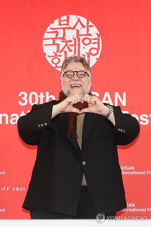 영화 '프랑켄슈타인'의 기예르모 델 토로 감독(부산=연합뉴스) 류효림 기자 = 기예르모 델 토로 감독이 19일 부산 해운대구 우동 영화의전당에서 열린 제30회 부산국제영화제 '프랑켄슈타인' 기자회견에서 포즈를 취하고 있다. 2025.9.19 ryousanta@yna.co.kr