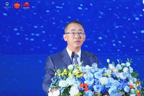 Hou Jinlong, Director of the Board of Huawei, President of Huawei Digital Power, delivering a speech