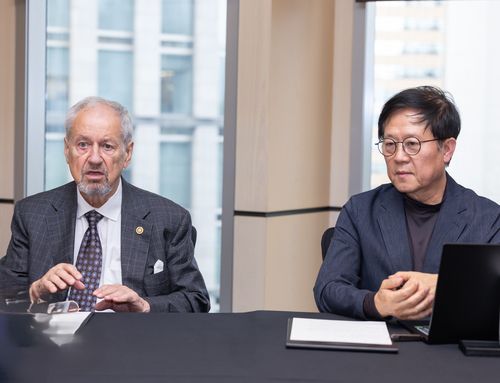 유럽백혈병네트워크 창립자인 뢰디거 헬만 교수와 김동욱 을지대의료원 혈액내과 교수. [김동욱 교수 제공]