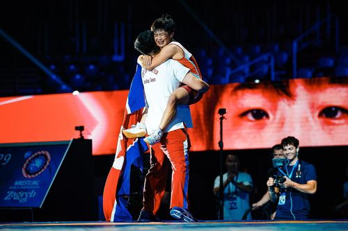 금메달 딴 뒤 기뻐하는 북한 여자 레슬링 원명경(가운데)[세계레슬링연맹 소셜미디어 캡처. 재배포 및 DB 금지]