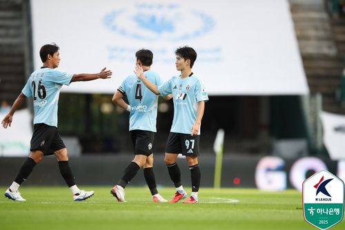 전북 김진규가 득점 후 동료들과 기쁨을 나누고 있다.[한국프로축구연맹 제공. 재판매 및 DB 금지]