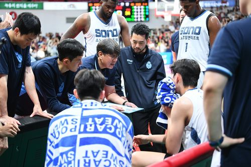 작전 지시하는 손창환 감독[KBL 제공. 재판매 및 DB 금지]