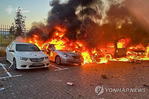 공습으로 불이 난 키이우 한 주차장[AFP 연합뉴스]
