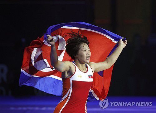 세계선수권대회에서 우승한 북한 여자 레슬링 오경령[EPA=연합뉴스]