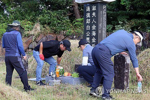 조상 묘를 깨끗이[연합뉴스 자료 사진]