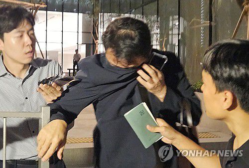 얼굴 가린 채 특검 사무실 떠나는 김건희 오빠(서울=연합뉴스) 김현수 기자 = 김건희 여사 오빠인 김진우 씨가 28일 김 여사 관련 의혹들을 수사하는 민중기 특별검사팀 사무실이 위치한 서울 종로구 KT광화문빌딩에서 조사를 마친 뒤 얼굴을 가린 채 특검 사무실을 나서고 있다.      김씨는 이른바 '양평 공흥지구 개발 특혜 의혹'의 핵심 당사자다. 2025.7.28 photo@yna.co.kr