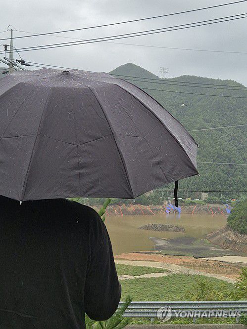 비 내리는 오봉저수지(강릉=연합뉴스) 류호준 기자 = 지난 19일 강원 강릉지역 상수원 오봉저수지 일원에 비가 내리고 있다. 2025.9.19 ryu@yna.co.kr